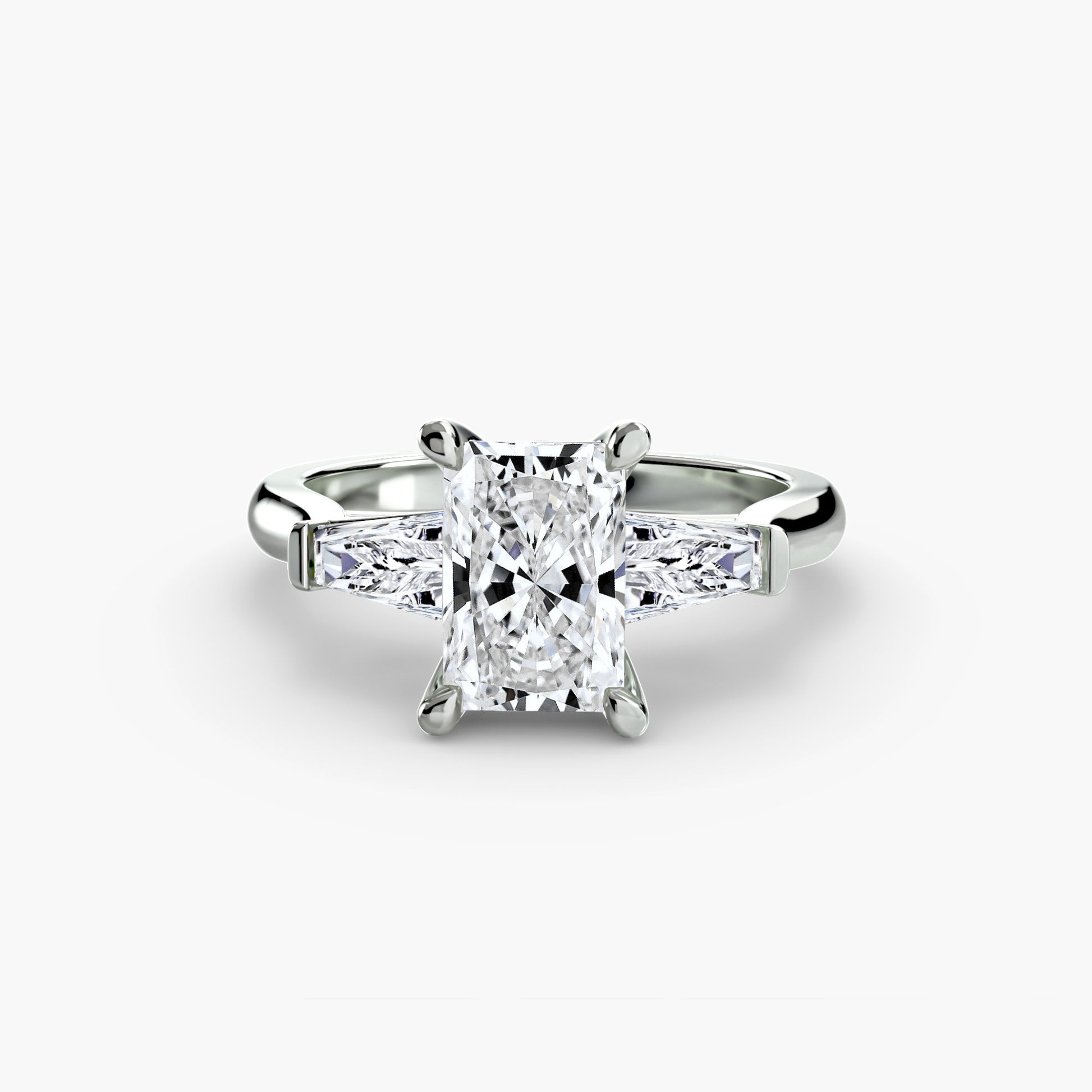 Pierścionek zaręczynowy Three-Stone Ring 2 – klasyczny design z bocznymi kamieniami baguette, obrączka 2,6 mm
