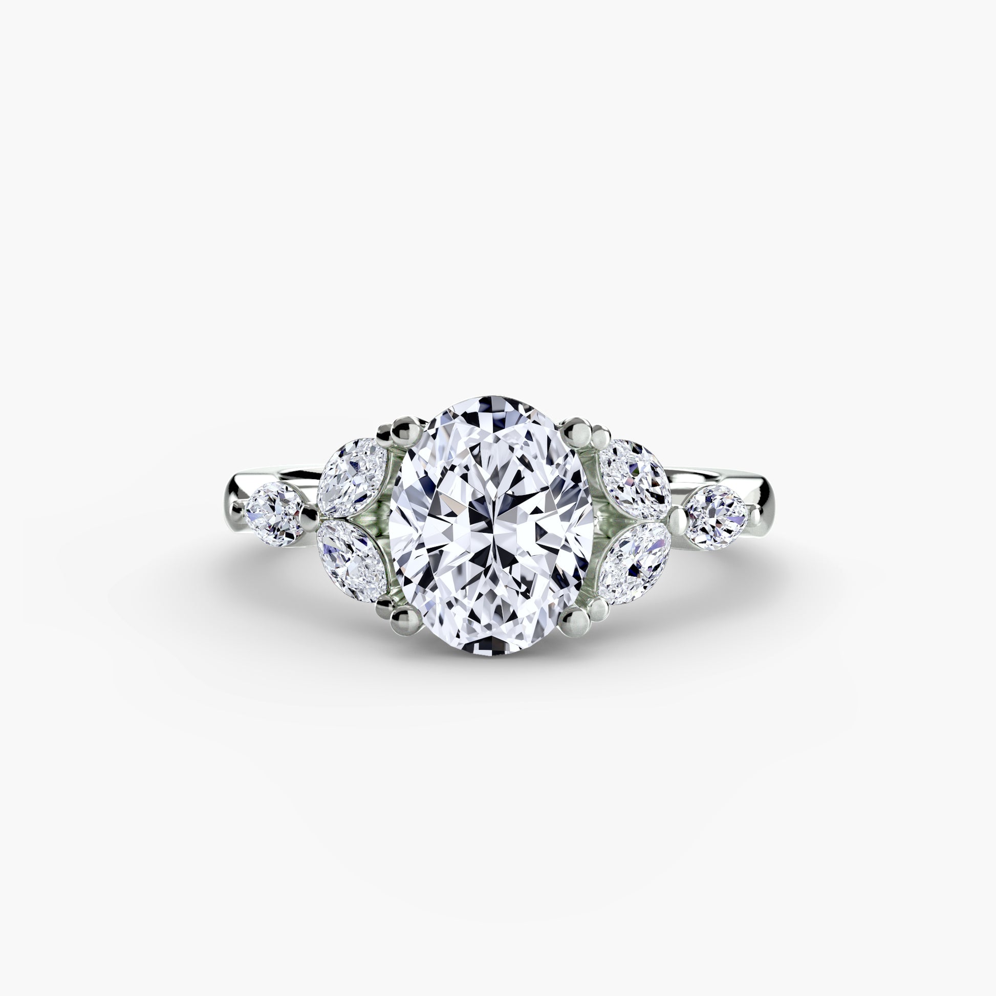 Pierścionek zaręczynowy The Shoulder Cluster Ring – boczne kamienie i elegancka obrączka 2,4 mm
